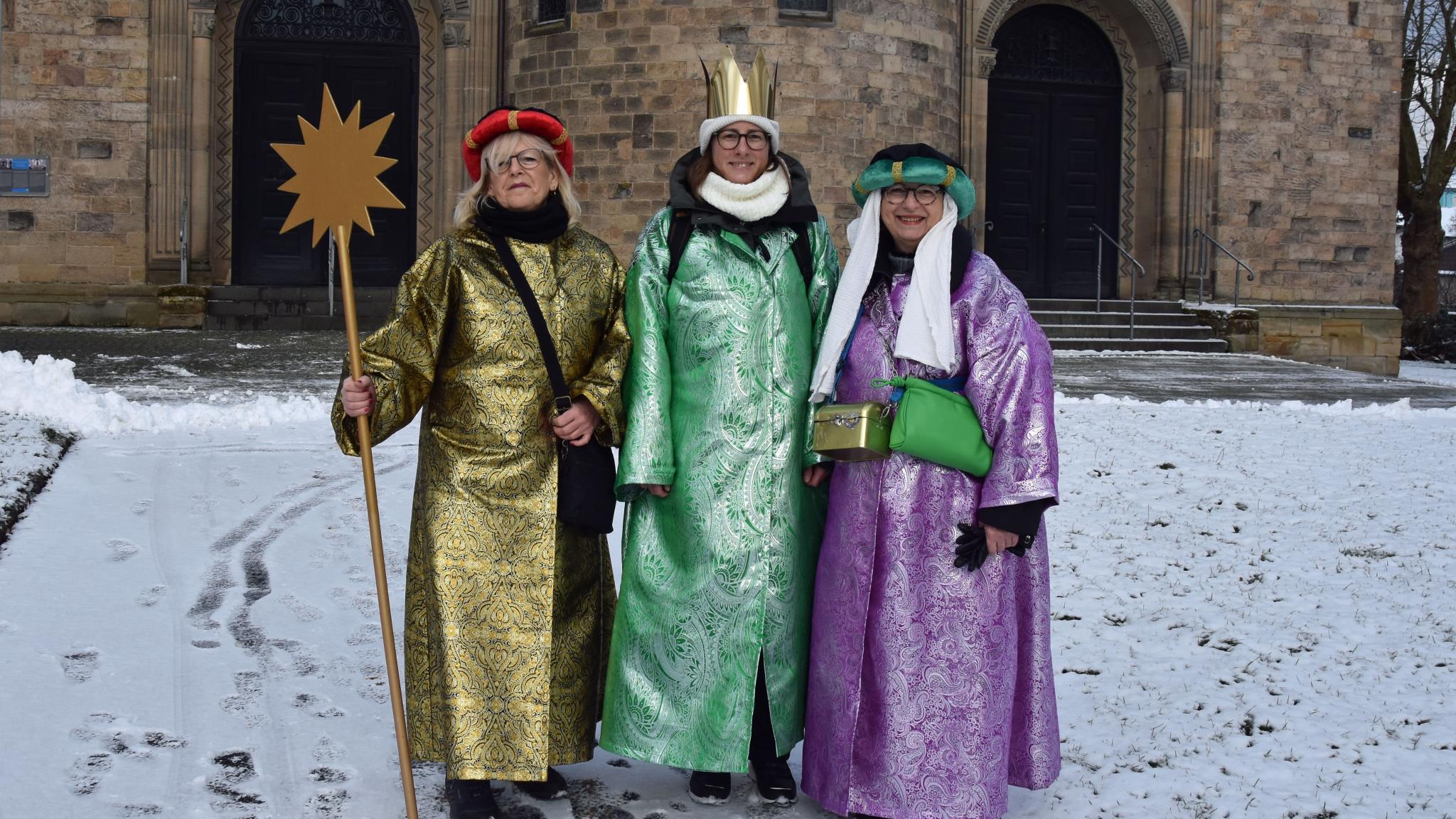 Christiane Boor, Nina Altpeter und Maria Altpeter waren in Lauterbach als Sternsingerinnen unterwegs.